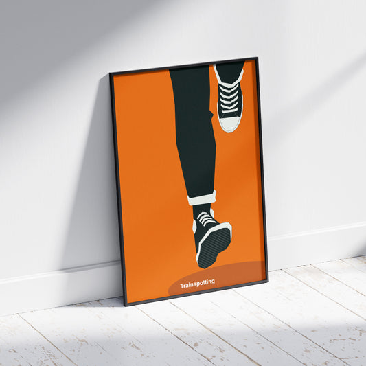 Poster minimalista ispirato a Trainspotting con illustrazione delle gambe in corsa che richiama la celebre scena iniziale del film cult di Danny Boyle. Stampa artistica moderna in stile grafico ideale per gli amanti del cinema e del design contemporaneo.