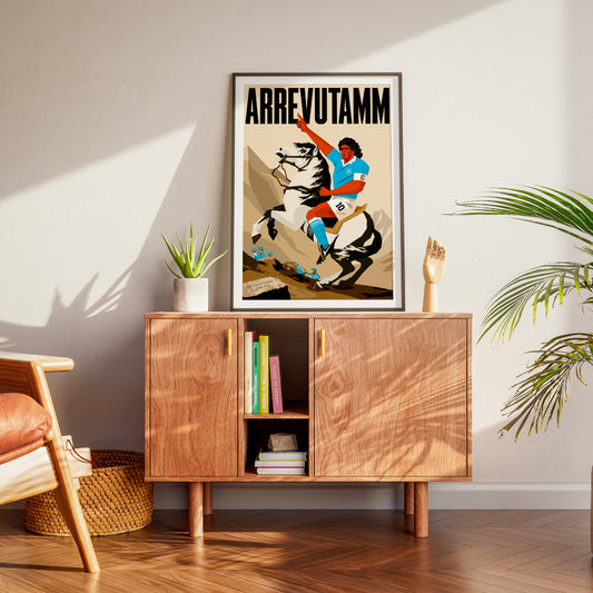 Poster artistico Arrevutamm dedicato ai 100 anni del Calcio Napoli 1926 2026 con Diego Armando Maradona raffigurato a cavallo in omaggio al celebre dipinto Napoleone che valica le Alpi Illustrazione in stile vettoriale dai toni vintage che celebra il centenario del Napoli la storia del club e la passione dei tifosi azzurri.