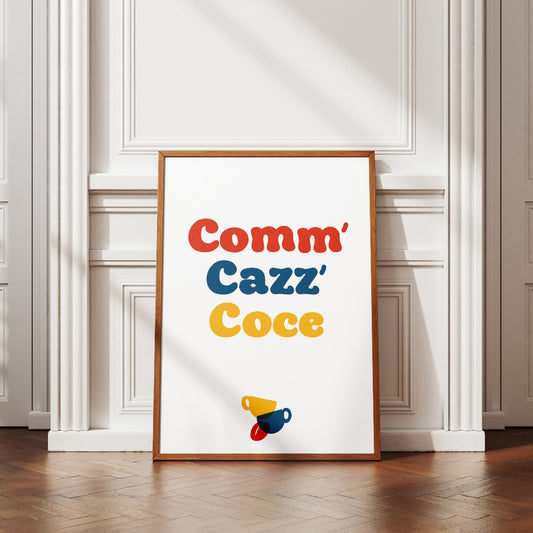 Poster decorativo tipografico con frase in dialetto Comm Cazz Coce, caratteri colorati e illustrazione di due tazzine di caffe, ideale per arredare cucina o soggiorno.