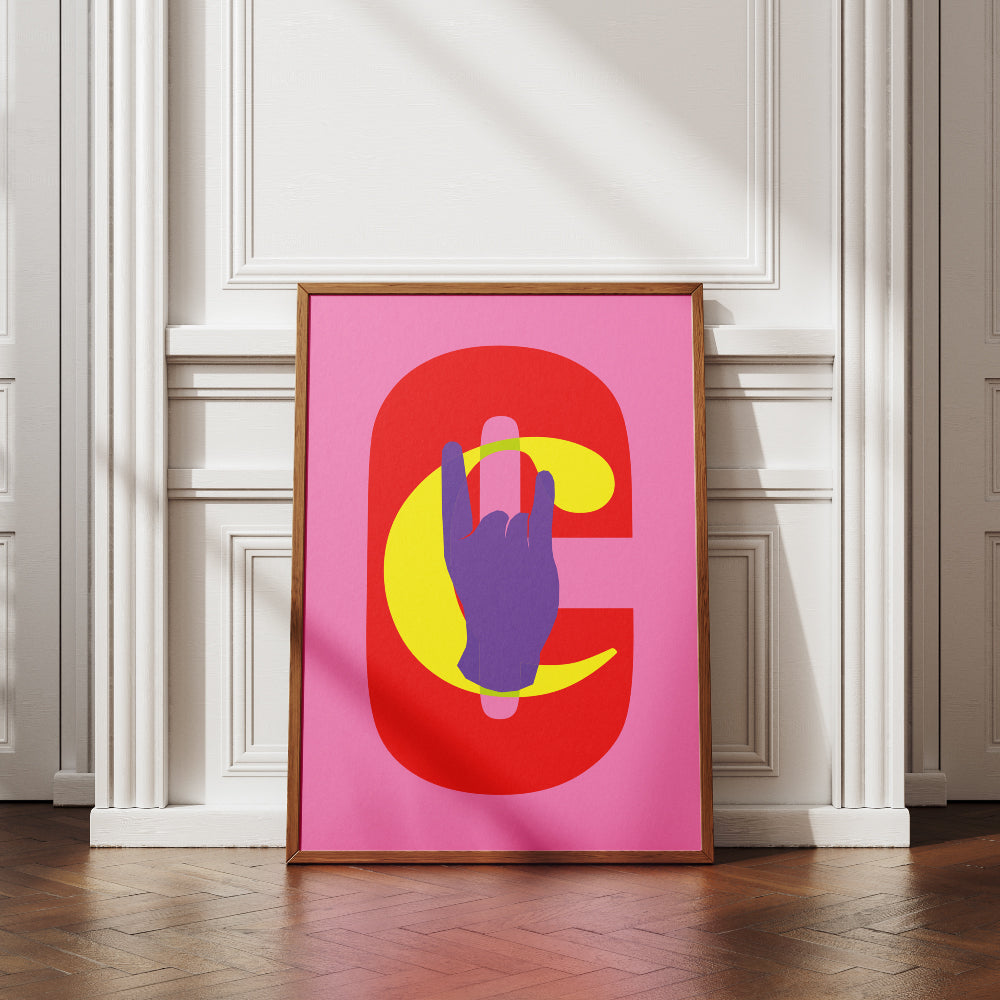 Poster grafico moderno con sfondo rosa, lettera C rossa e mano viola stilizzata che fa il gesto delle corna, ideale per arredare spazi creativi, interni pop, studi di design e ambienti contemporanei.