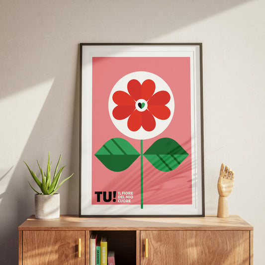 Poster grafico colorato con grande fiore rosso stilizzato su sfondo rosa e scritta TU Il fiore del mio cuore, design pop e moderno perfetto come decorazione romantica o regalo d amore.