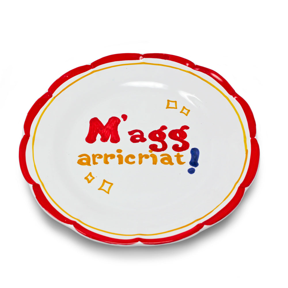 Piatto artigianale in terracotta di pasta rossa smaltata dipinto a mano con scritta M agg arricriat in dialetto napoletano ideale per tavola originale e conviviale