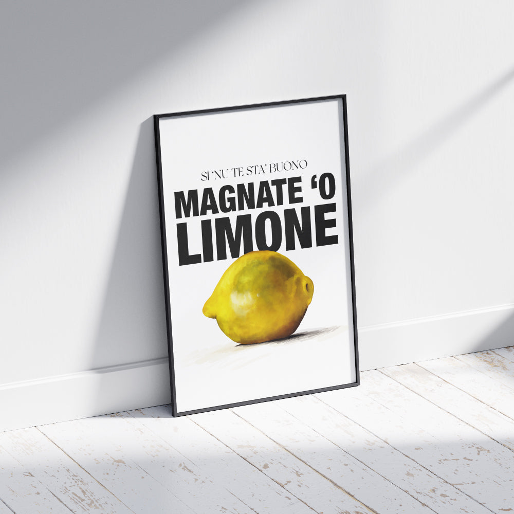 Poster tipografico napoletano con limone giallo realistico e scritta Si nu te sta’ buono magnate o limone frase ironica e proverbiale usata a Napoli.