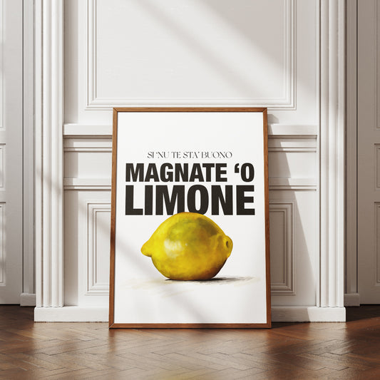 Poster tipografico napoletano con limone giallo realistico e scritta Si nu te sta’ buono magnate o limone frase ironica e proverbiale usata a Napoli.