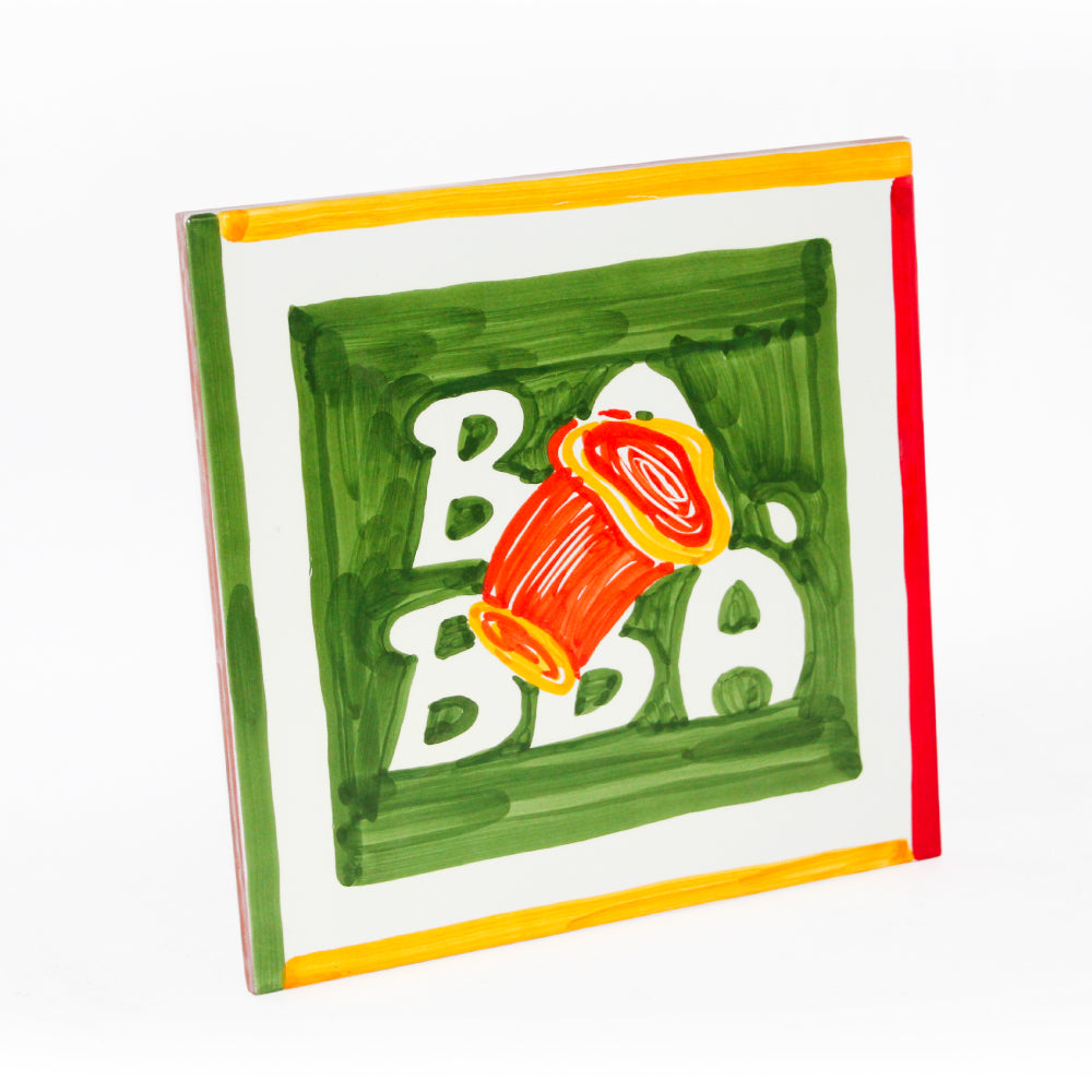 Maiolica napoletana artigianale dipinta a mano con pattern colorato di baba su sfondo verde decorazione ceramica unica