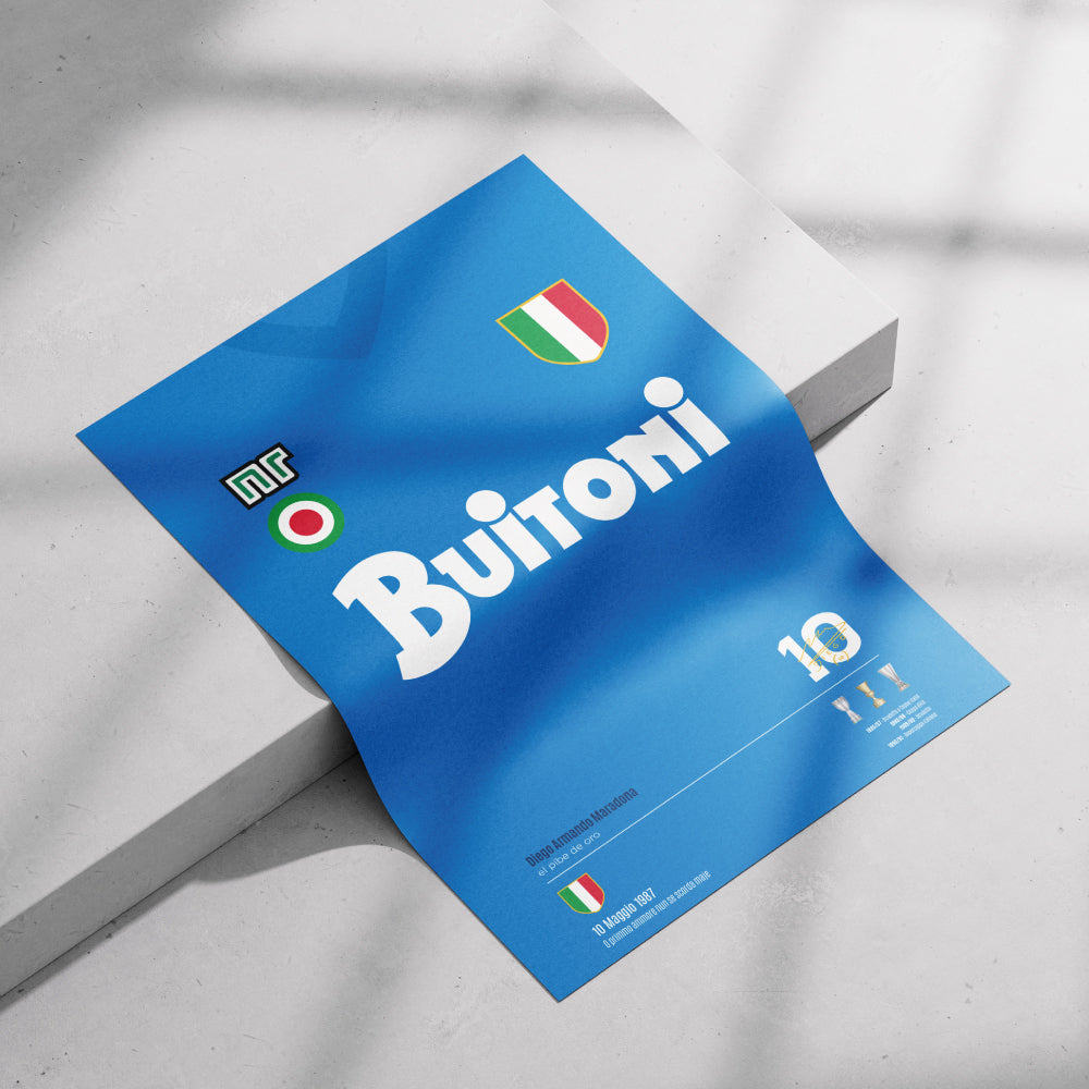 Poster grafico con la maglia storica del Napoli Buitoni 1987, omaggio a Maradona e al primo scudetto partenopeo, in stile vintage sportivo.