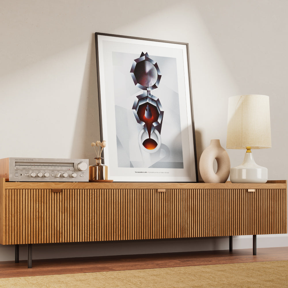 Il poster mostra una composizione artistica e geometrica ispirata alla moka napoletana vista dall alto. Nella parte superiore si distingue il coperchio circolare, seguito dalla camera intermedia in cui il caffe sale, raffigurata con sfumature scure e calde. Al centro si vede il getto di caffe che scorre verso il basso, fino a riempire una tazzina bianca posta in primo piano. Il design utilizza forme sfaccettate, ombre nette e contrasti cromatici tra il bianco dello sfondo e il rosso-bruno del caffe, evocand