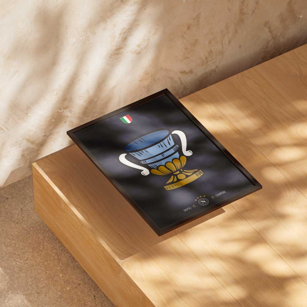 Poster Napoli Campione d’Italia 2023 con illustrazione di coppa ispirata al segno di coppe delle carte napoletane, design moderno azzurro e oro, ideale per tifosi e collezionisti SSC Napoli.