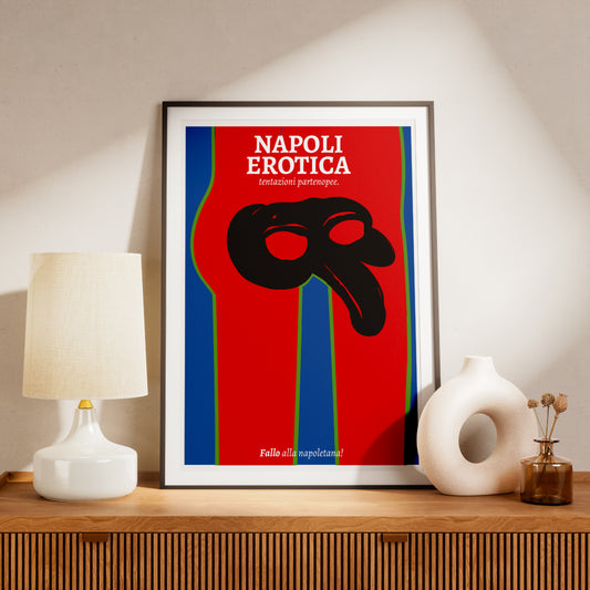Poster Napoli Erotica dedicato a Pulcinella con maschera nera stilizzata su fondo rosso e claim Fallo alla napoletana illustrazione ironica e provocatoria ispirata alla cultura, ai doppi sensi e alla sensualità di Napoli.