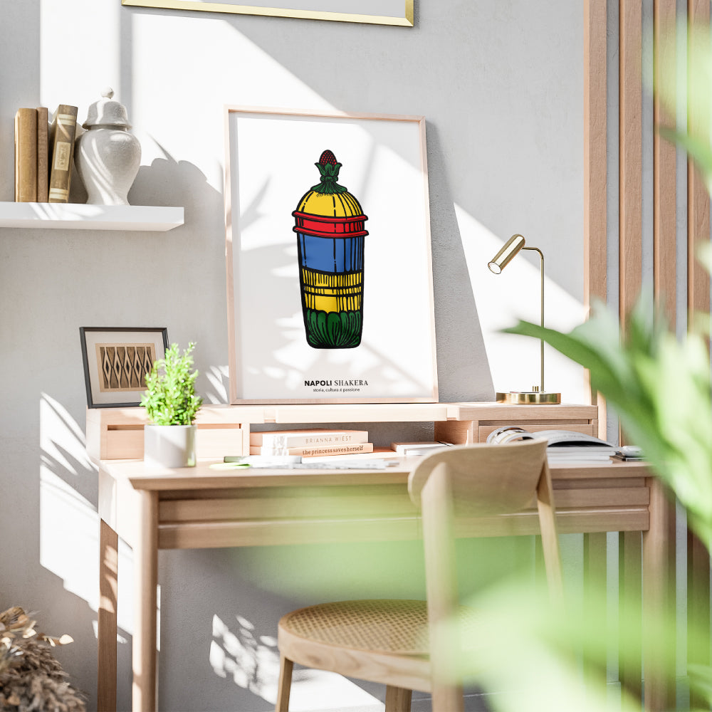 Poster artistico colorato ispirato alle carte napoletane Modiano, con shaker stilizzato simbolo di Napoli come fusione di culture, storia e passione mediterranea. Ideale per arredare case, uffici, cocktail bar e distillerie.