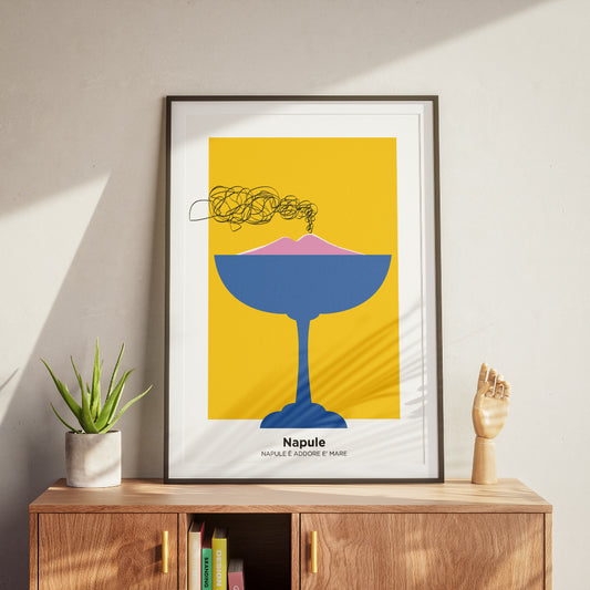Poster grafico minimalista con calice blu che rappresenta il Vesuvio rosa che fuma, su sfondo giallo con scritta Napule eaddore e mare in basso.