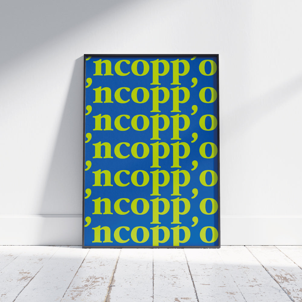 Poster tipografico napoletano con scritta ripetuta ncopp o in caratteri verde lime su sfondo blu, ispirato al gesto partenopeo stai ncopp o stomaco, parte di un set da 2 poster.