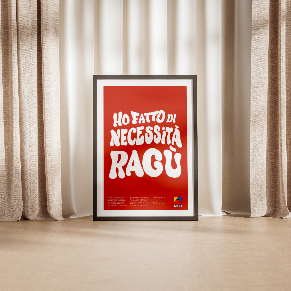 Poster tipografico creativo con frase ironica Ho fatto di necessita ragu in caratteri bianchi su sfondo rosso, ispirato alla cucina napoletana e al ragu tradizionale.
