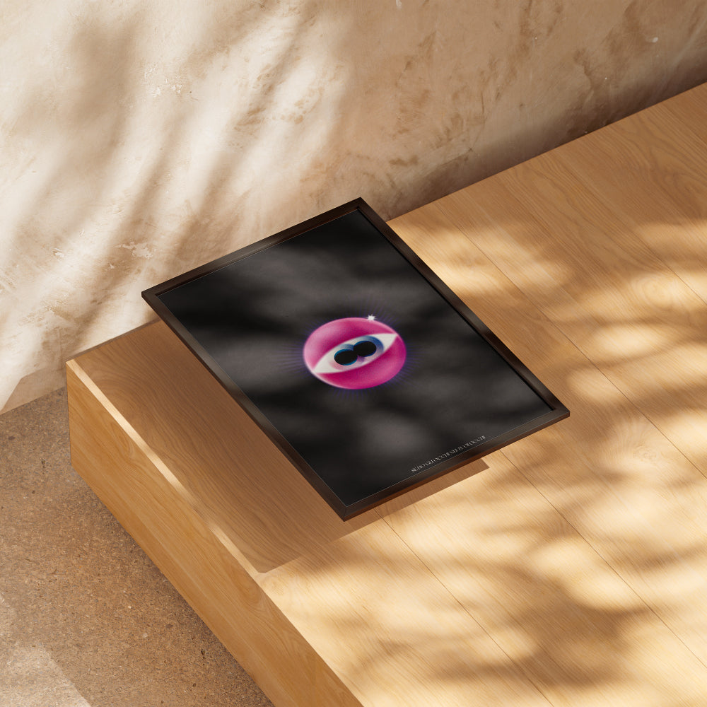 Poster artistico moderno con occhio stilizzato al centro di una sfera magenta su sfondo nero, ispirato alla canzone Chimica di Donatella Rettore e Ditonellapiaga
