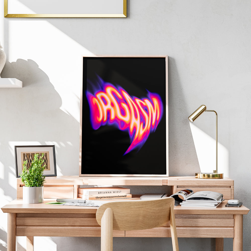 Poster tipografico moderno con la parola Orgasm in stile flame psichedelico dai colori neon su sfondo nero