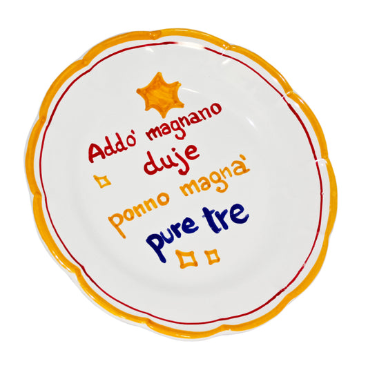 Piatto artigianale in terracotta smaltata dipinto a mano con proverbio napoletano sulla condivisione del cibo design Pil Pil.