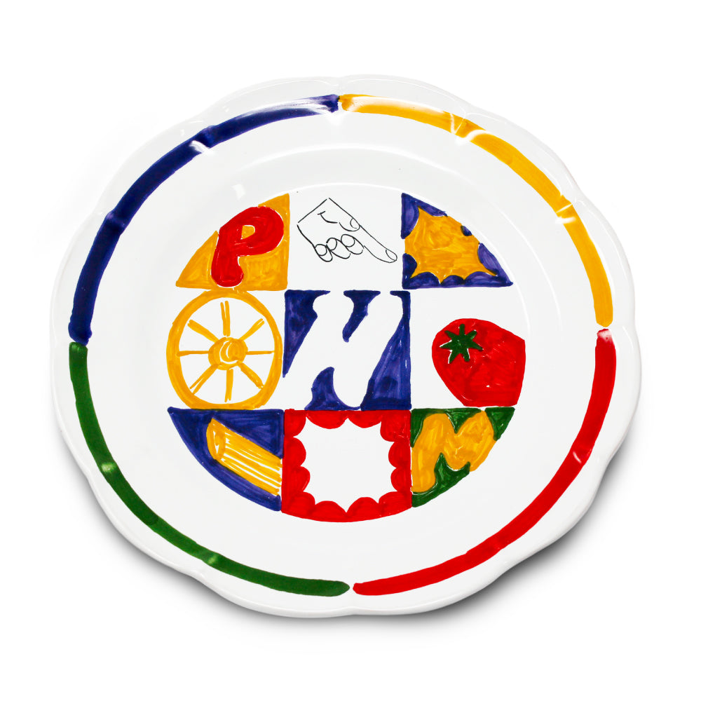 Piatto artigianale in terracotta di pasta rossa smaltata dipinto a mano con simboli colorati della tradizione napoletana come la N di Napoli la M del mercato la P di pizza e pasta, ruota di carro, pomodoro e motivi geometrici vivaci.