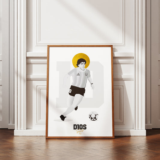 Illustrazione artistica in stile minimalista di Diego Armando Maradona con la maglia dell Argentina del 1986, aureola dorata sul capo, in dribbling con un pallone bianco e nero. La scritta D10S campeggia sotto la figura, rendendo omaggio al leggendario Pibe de Oro.