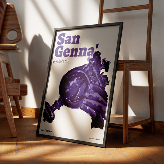Il poster artistico di San Gennaro, santo patrono di Napoli, raffigura in stile pittorico contemporaneo l iconico momento in cui il vescovo regge l ampolla contenente il sangue miracoloso, legato al famoso prodigio della liquefazione. Il design, interamente in tonalita di viola su sfondo bianco, unisce tradizione e modernita, evocando la profonda devozione popolare napoletana. In evidenza, la scritta San Genna pienzace tu richiama un espressione tipica della cultura partenopea