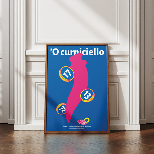 Poster pop con curniciello napoletano rosa su sfondo blu, simbolo scaramantico portafortuna con numeri 17, 13 e 72 della smorfia napoletana.