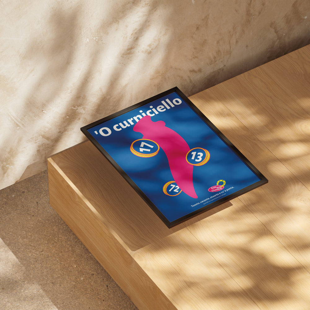 Poster pop con curniciello napoletano rosa su sfondo blu, simbolo scaramantico portafortuna con numeri 17, 13 e 72 della smorfia napoletana.