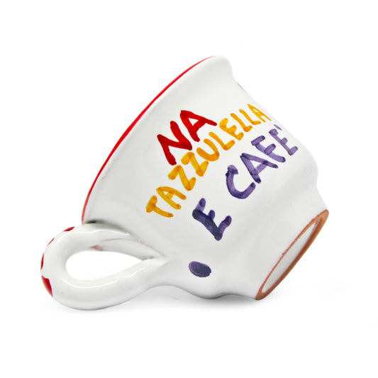 Tazzina da caffe artigianale in ceramica dipinta a mano con scritta Na Tazzulella e Cafe realizzata in terracotta smaltata da Pil Pil Design Partenopeo Tazzina napoletana Made in Italy ideale come regalo per gli amanti del caffe e della cultura di Napoli
Handmade Italian ceramic espresso cup featuring the hand painted phrase Na Tazzulella e Cafe crafted in glazed terracotta by Pil Pil Authentic Neapolitan coffee cup Made in Italy perfect for coffee lovers and Naples enthusiasts.