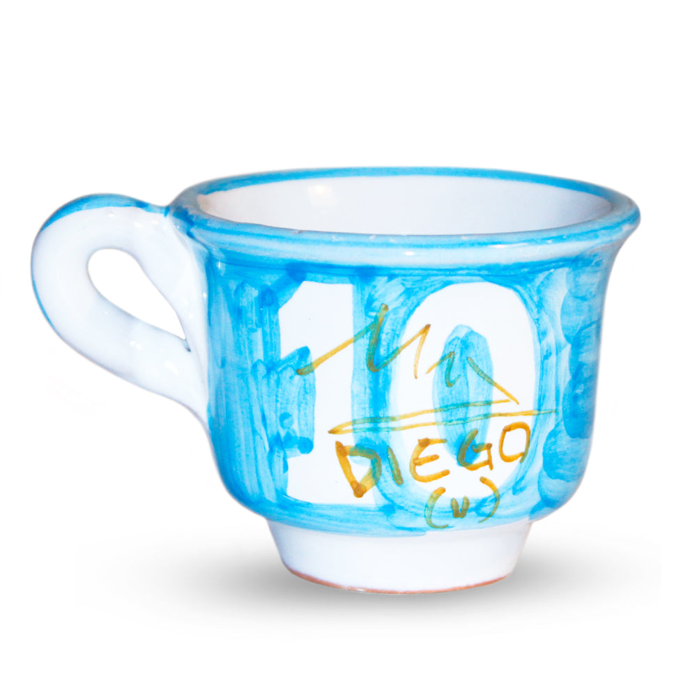 Tazzina da caffe artigianale dipinta a mano con numero 10 e firma Diego Armando Maradona ceramica in terracotta rossa smaltata a tema Napoli calcio omaggio iconico a Maradona.