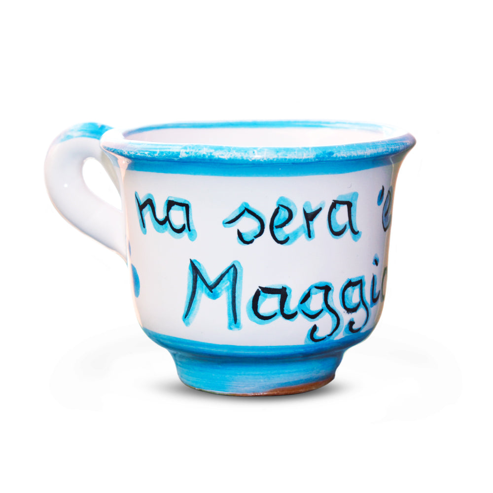 Tazzina artigianale in terracotta smaltata decorata con la scritta Na sera e Maggio, ispirata al primo scudetto del Napoli del 1987 e dedicata a Diego Armando Maradona, realizzata a mano dal brand Pil Pil Design Partenopeo.unico e irripetibile.
L’incisione Na sera e Maggio richiama la canzone e il momento che segnarono per sempre il cuore dei napoletani, quando la citta si vestì d’azzurro per festeggiare il trionfo di Maradona e dei suoi compagni.
adatta all’uso alimentare e combina design contemporaneo e t