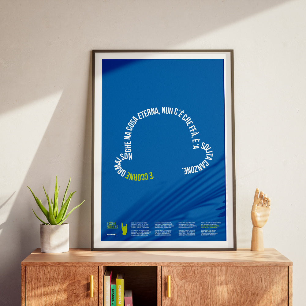 Poster tipografico dedicato a Toto Principe della Risata con la poesia E ccorne, design moderno su sfondo blu, ideale per arredamento e collezione d’arte napoletana.