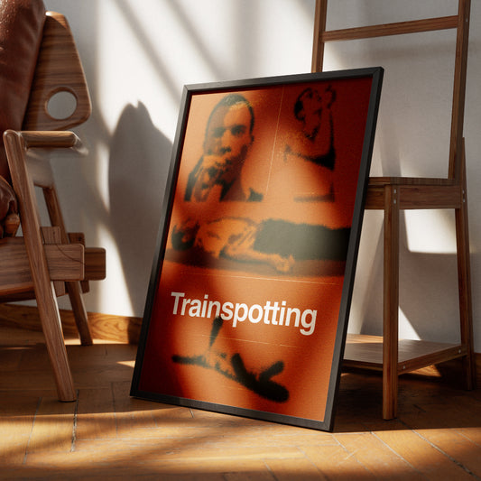 Poster artistico arancione ispirato al film Trainspotting con immagini stilizzate di personaggi e scritta bianca Trainspotting design minimalista e moderno ideale per arredamento contemporaneo o amanti del cinema cult.