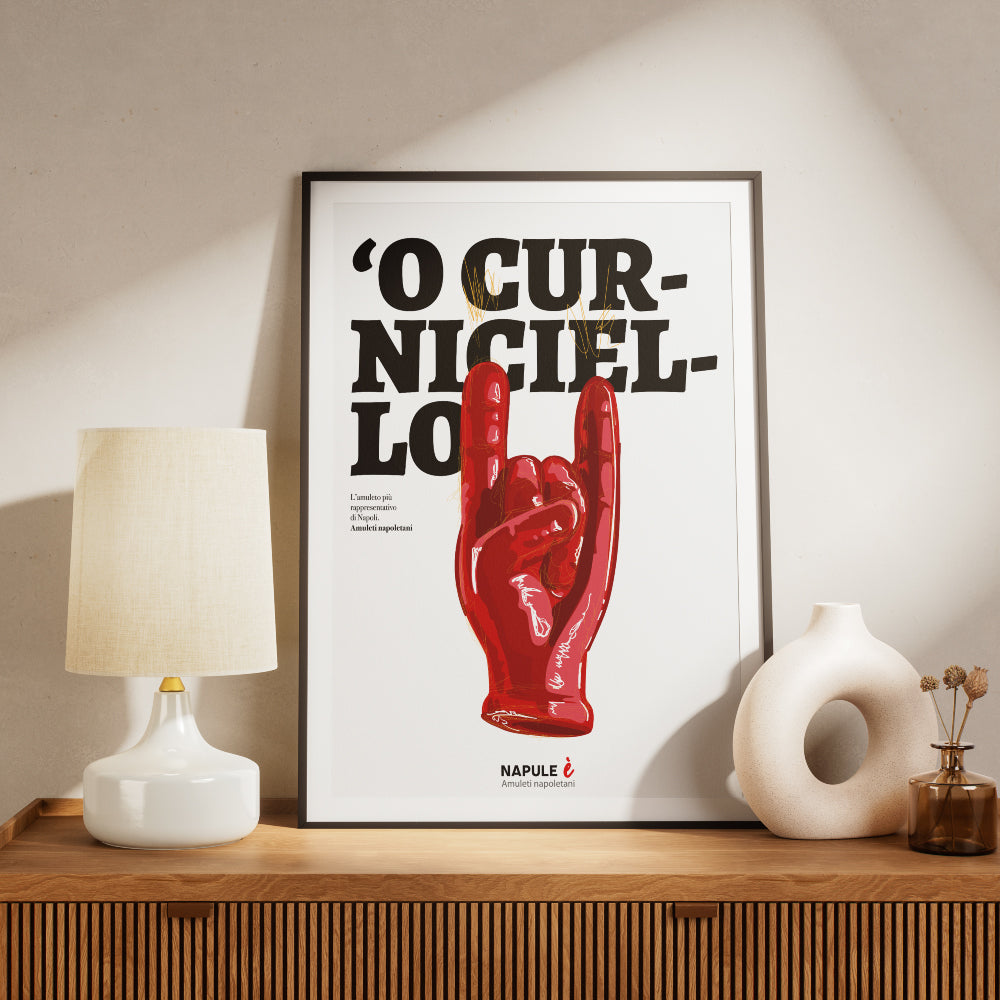Poster artistico di un corno napoletano rosso O Curniciello, raffigurato in stile illustrativo moderno con dettagli dorati, accompagnato da una tipografia nera audace. L'amuleto è un simbolo iconico della cultura napoletana.