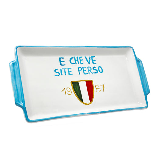 Vassoio decorativo in terracotta smaltata dipinto a mano con frase E che ve site perso e scudetto 1987 ispirato allo striscione celebrativo del primo Scudetto del Napoli ceramica artigianale napoletana Made in Naples