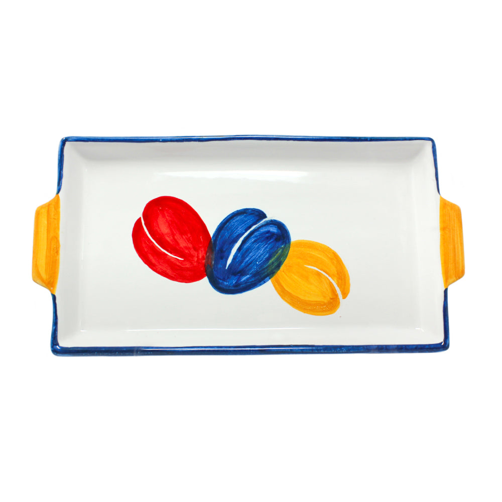 Vassoio da caffè rettangolare in ceramica artigianale dipinta a mano, con tre chicchi di caffè stilizzati rossi, blu e gialli su fondo bianco, bordo blu e manici giallo-arancio.