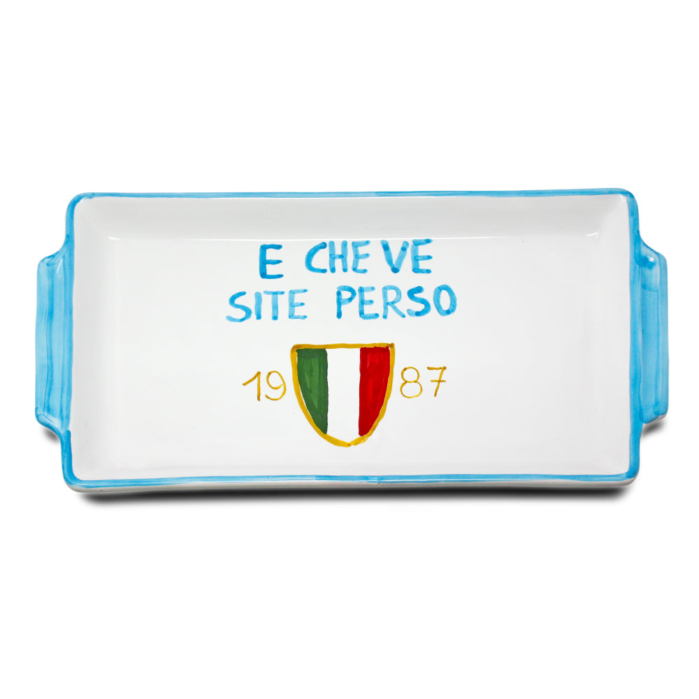 Vassoio decorativo in terracotta smaltata dipinto a mano con frase E che ve site perso e scudetto 1987 ispirato allo striscione celebrativo del primo Scudetto del Napoli ceramica artigianale napoletana Made in Naples