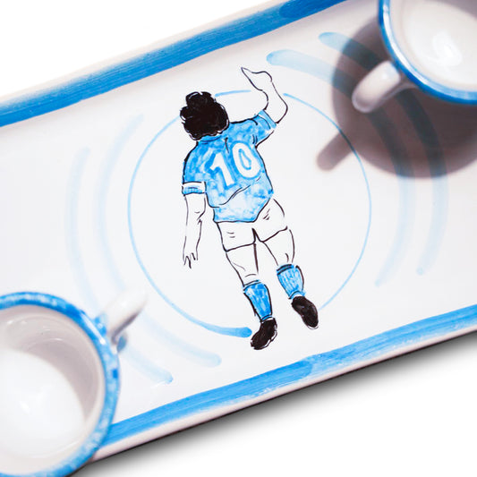 Vassoio in terracotta di pasta rossa smaltata con decorazione dipinta a mano raffigurante il calciatore Diego Armando Maradona con la maglia azzurra del Napoli e il numero 10 ispirato allo stile napoletano.