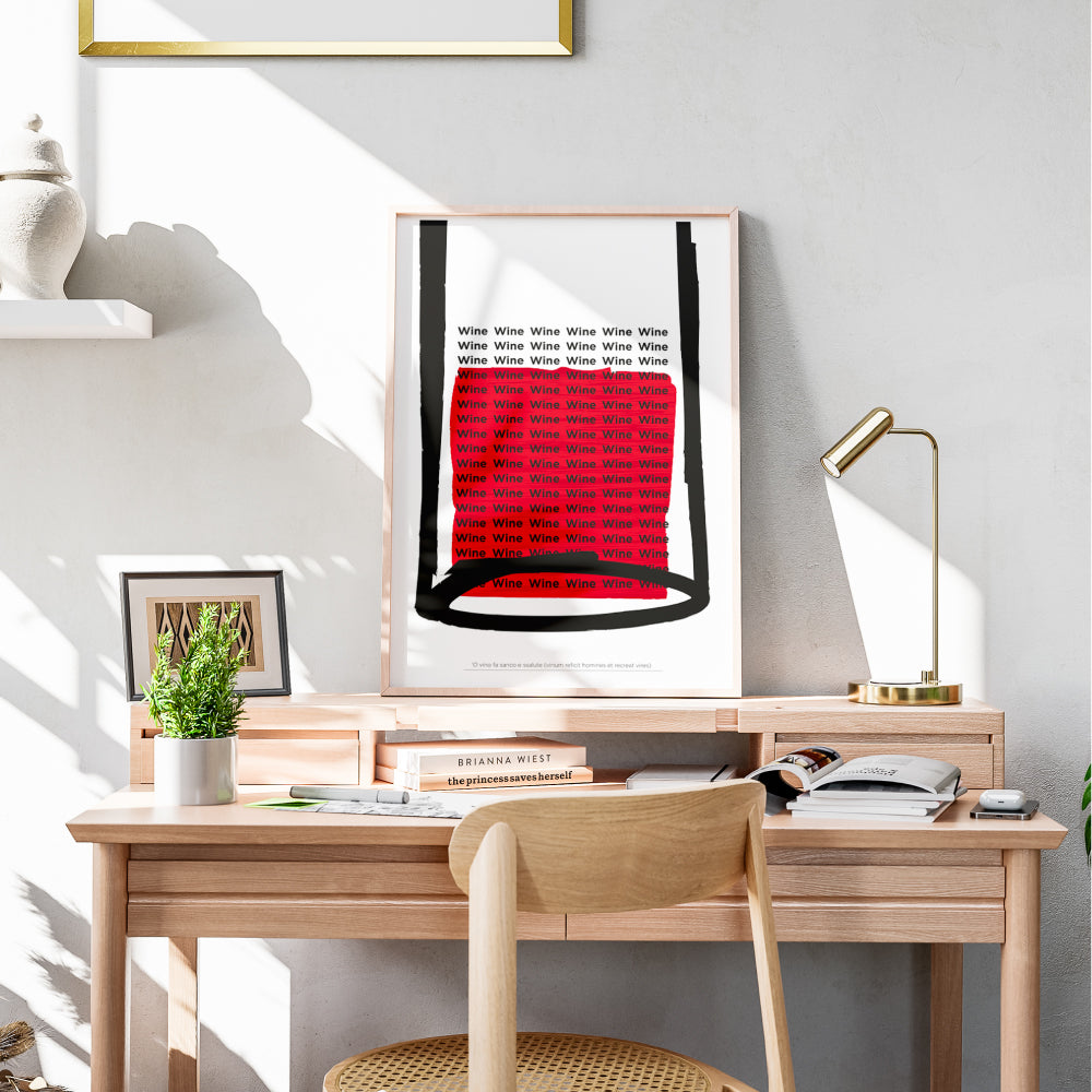 Poster tipografico moderno con bicchiere di vino stilizzato composto dalla parola Wine su sfondo bianco ideale per arredamento cucina salotto o wine bar.