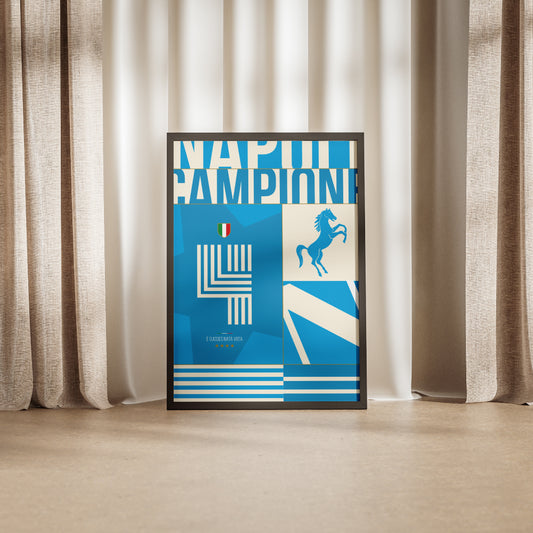 Poster moderno dedicato al quarto titolo di Campione d Italia del Napoli. Design geometrico e simbolico con colori azzurri, cavallo rampante, scudetto tricolore e la frase iconica E succies nata vota