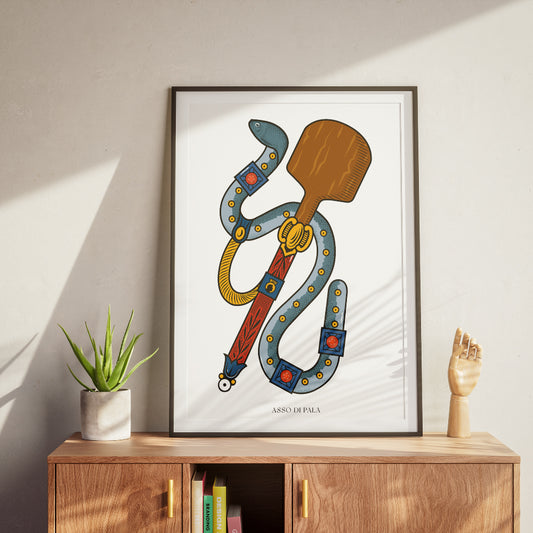 Poster tipografico su sfondo bianco che reinterpreta l Asso di Spade del mazzo Modiano come pala per pizza napoletana una lunga impugnatura rossa e blu con fregi art deco e maniglie a voluta grigie punteggiate di borchie dorate, sormontata da una pala in legno marrone, il tutto racchiuso in una composizione elegante e minimal, con lettering nero Asso di Pala in carattere Modiano