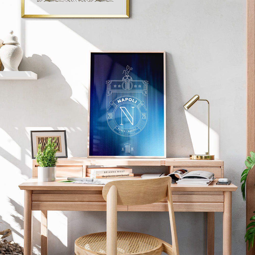 Poster artistico dedicato al Centenario del Calcio Napoli 1926 2026 con stemma celebrativo bianco su sfondo sfumato nelle tonalita dell azzurro e del blu  Design esclusivo Pil Pil ispirato ai 100 anni della storia del Napoli ideale come complemento d arredo e regalo per tifosi azzurri