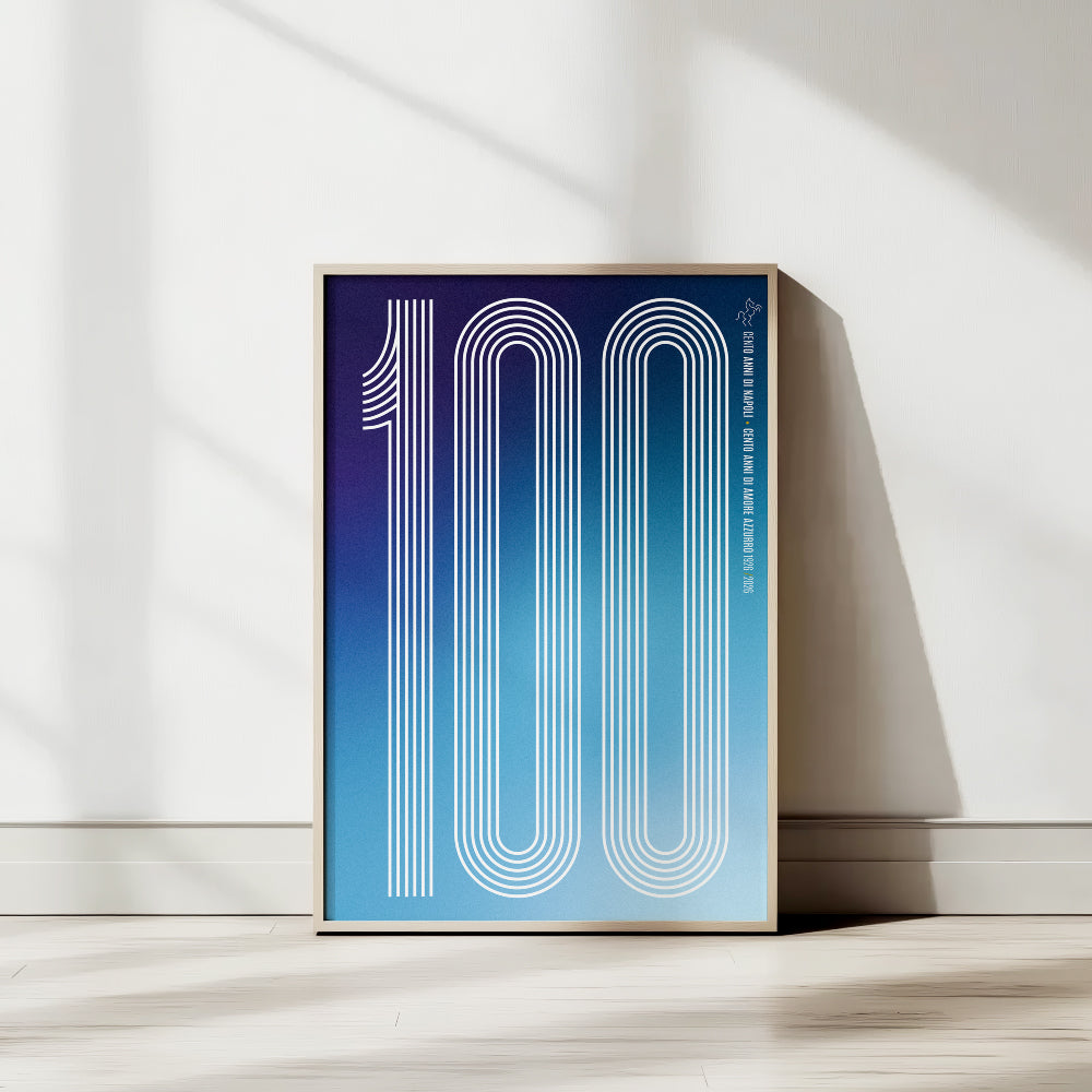 Poster minimal dedicato ai 100 anni del Calcio Napoli 1926 2026 con il numero 100 realizzato attraverso linee geometriche bianche su sfondo sfumato azzurro e blu Design moderno ed essenziale che celebra il Centenario del Napoli e l amore dei tifosi azzurri