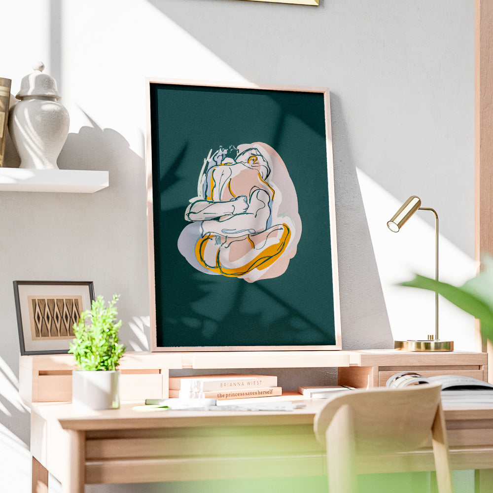 Poster illustrato Hug Me con due figure astratte che si abbracciano linee morbide e colori caldi su sfondo scuro stile emotivo contemporaneo