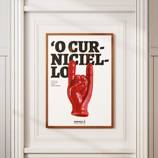Poster artistico di un corno napoletano rosso O Curniciello, raffigurato in stile illustrativo moderno con dettagli dorati, accompagnato da una tipografia nera audace. L'amuleto è un simbolo iconico della cultura napoletana.