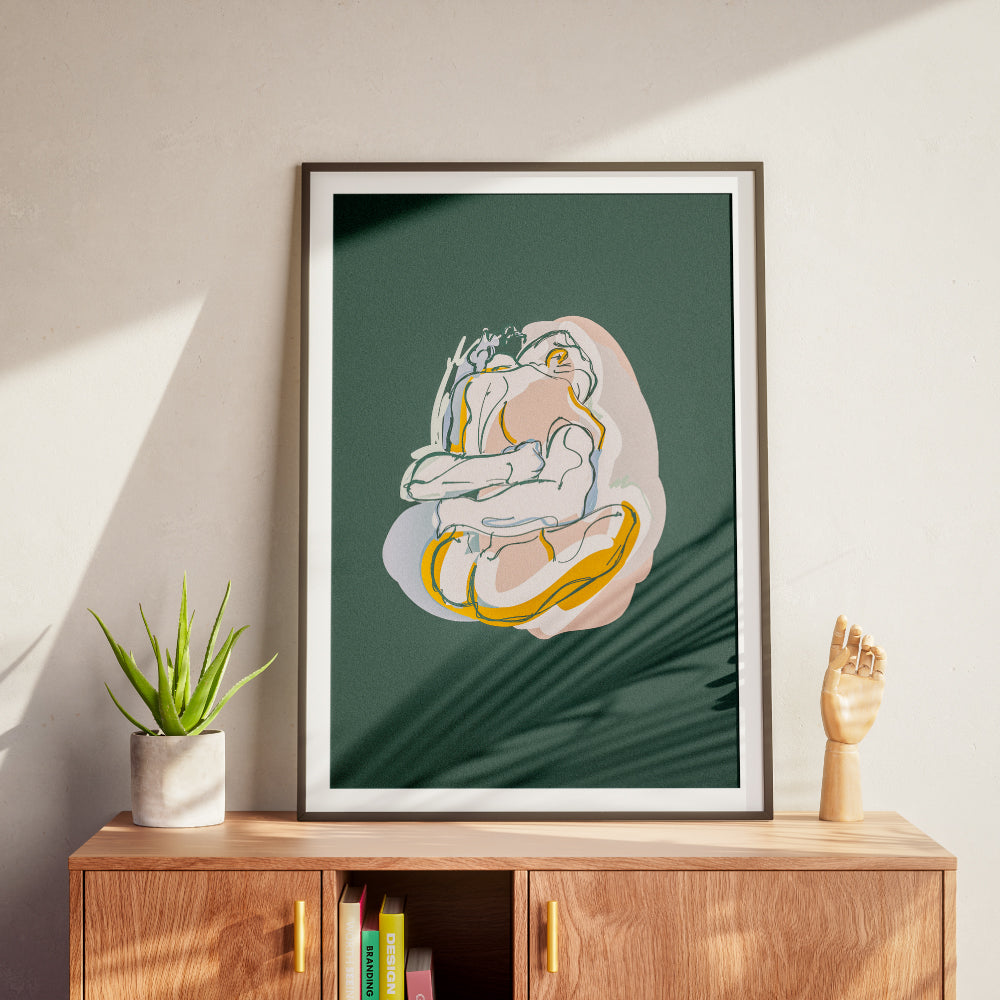 Poster illustrato Hug Me con due figure astratte che si abbracciano linee morbide e colori caldi su sfondo scuro stile emotivo contemporaneo