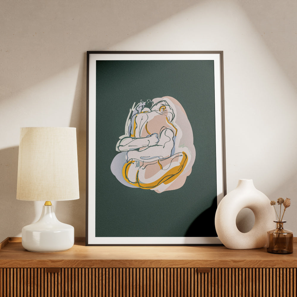 Poster illustrato Hug Me con due figure astratte che si abbracciano linee morbide e colori caldi su sfondo scuro stile emotivo contemporaneo