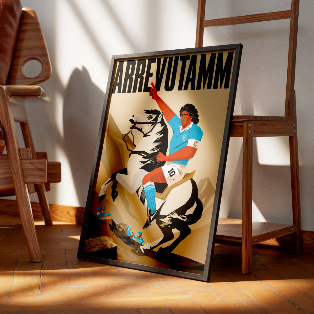 Poster artistico Arrevutamm dedicato ai 100 anni del Calcio Napoli 1926 2026 con Diego Armando Maradona raffigurato a cavallo in omaggio al celebre dipinto Napoleone che valica le Alpi Illustrazione in stile vettoriale dai toni vintage che celebra il centenario del Napoli la storia del club e la passione dei tifosi azzurri.