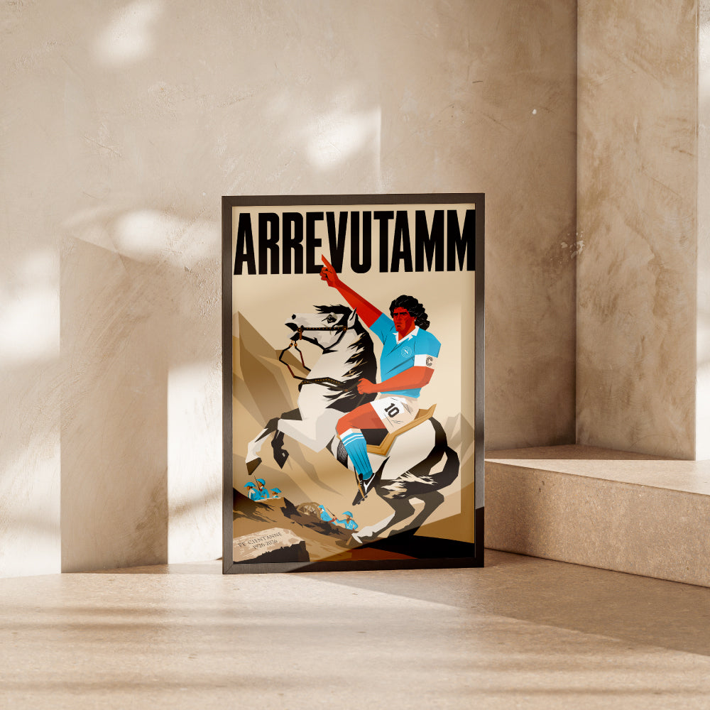 Poster artistico Arrevutamm dedicato ai 100 anni del Calcio Napoli 1926 2026 con Diego Armando Maradona raffigurato a cavallo in omaggio al celebre dipinto Napoleone che valica le Alpi Illustrazione in stile vettoriale dai toni vintage che celebra il centenario del Napoli la storia del club e la passione dei tifosi azzurri.