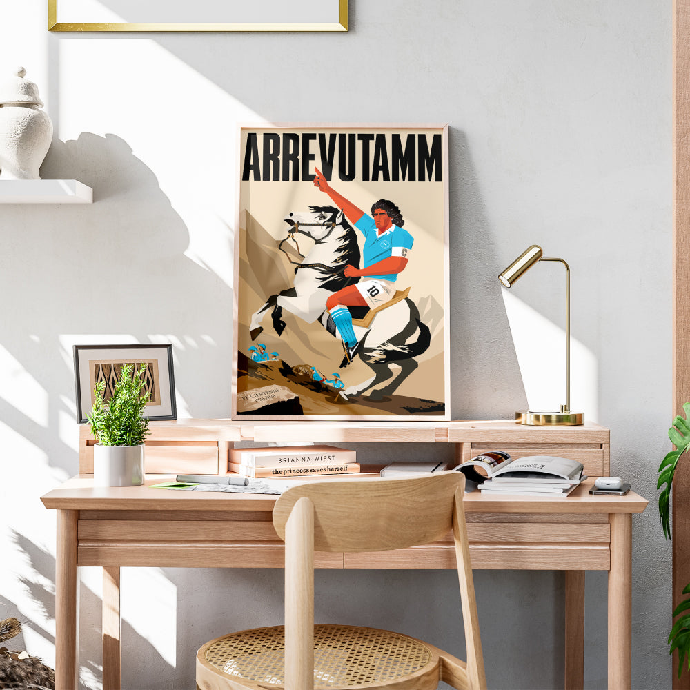Poster artistico Arrevutamm dedicato ai 100 anni del Calcio Napoli 1926 2026 con Diego Armando Maradona raffigurato a cavallo in omaggio al celebre dipinto Napoleone che valica le Alpi Illustrazione in stile vettoriale dai toni vintage che celebra il centenario del Napoli la storia del club e la passione dei tifosi azzurri.
