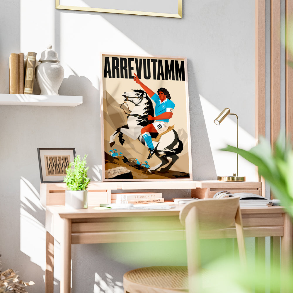 Poster artistico Arrevutamm dedicato ai 100 anni del Calcio Napoli 1926 2026 con Diego Armando Maradona raffigurato a cavallo in omaggio al celebre dipinto Napoleone che valica le Alpi Illustrazione in stile vettoriale dai toni vintage che celebra il centenario del Napoli la storia del club e la passione dei tifosi azzurri.