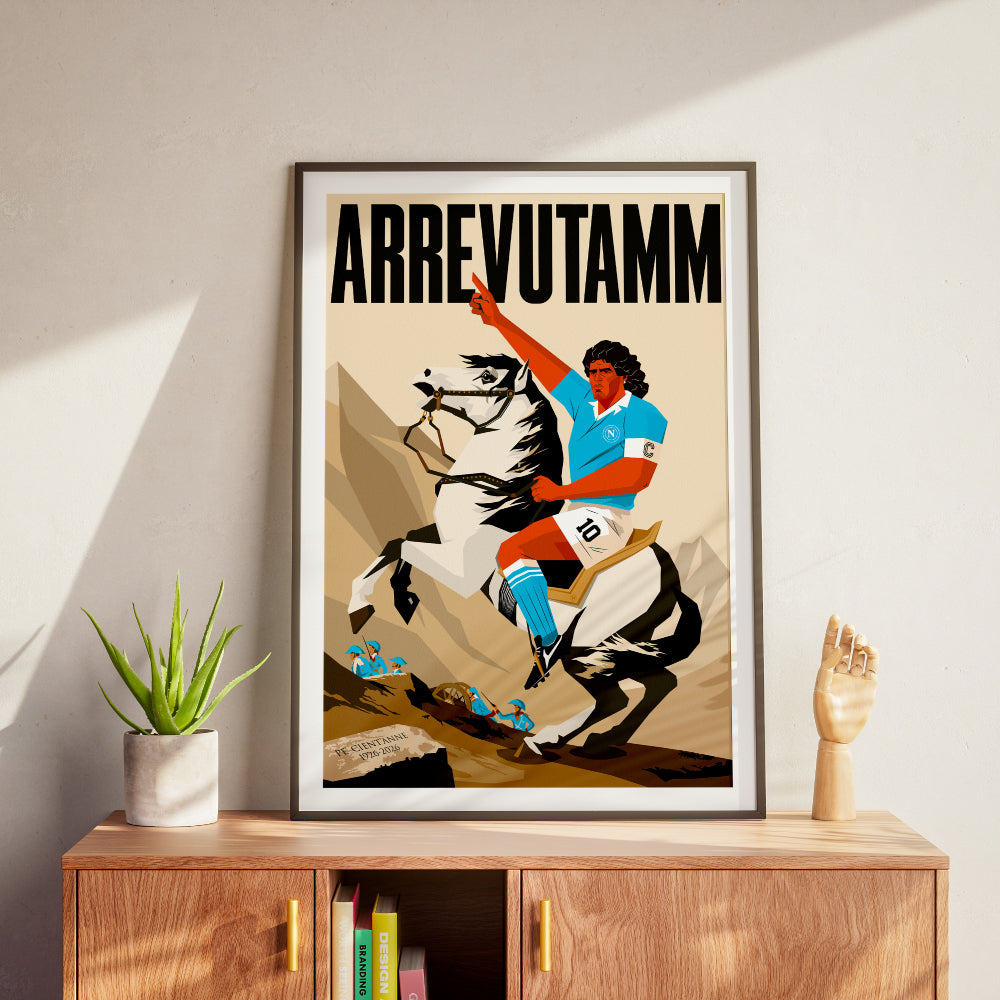Poster artistico Arrevutamm dedicato ai 100 anni del Calcio Napoli 1926 2026 con Diego Armando Maradona raffigurato a cavallo in omaggio al celebre dipinto Napoleone che valica le Alpi Illustrazione in stile vettoriale dai toni vintage che celebra il centenario del Napoli la storia del club e la passione dei tifosi azzurri.