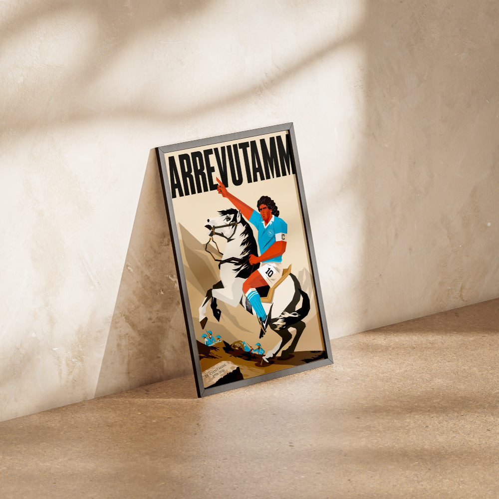 Poster artistico Arrevutamm dedicato ai 100 anni del Calcio Napoli 1926 2026 con Diego Armando Maradona raffigurato a cavallo in omaggio al celebre dipinto Napoleone che valica le Alpi Illustrazione in stile vettoriale dai toni vintage che celebra il centenario del Napoli la storia del club e la passione dei tifosi azzurri.